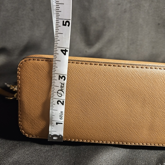 Michael Kors Outlet Jet Travel Medium Dome Crossbody Bag brown/gold chain - Picture 15 of 16